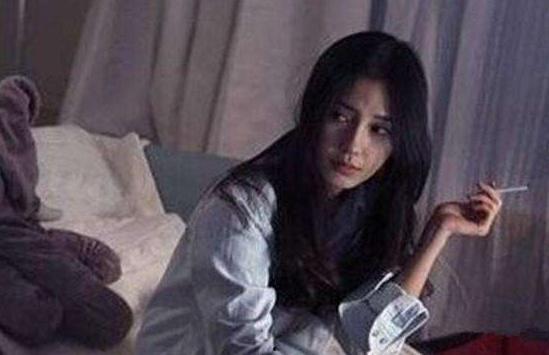 明星网红沙发翻车图片,明星同款变“笑柄”，揭秘网红产品背后的真相