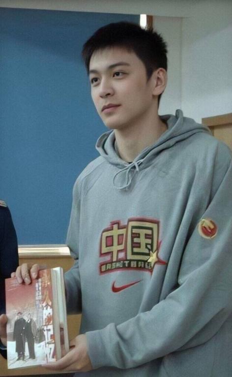 明星网红推荐包包男士,潮流必备单品大盘点