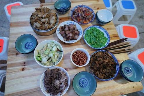 黑毛猪吃瓜,一场与瓜果的欢乐邂逅