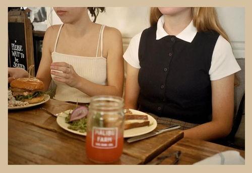 喝茶叶的明星网红,明星网红的茶饮时尚之旅”