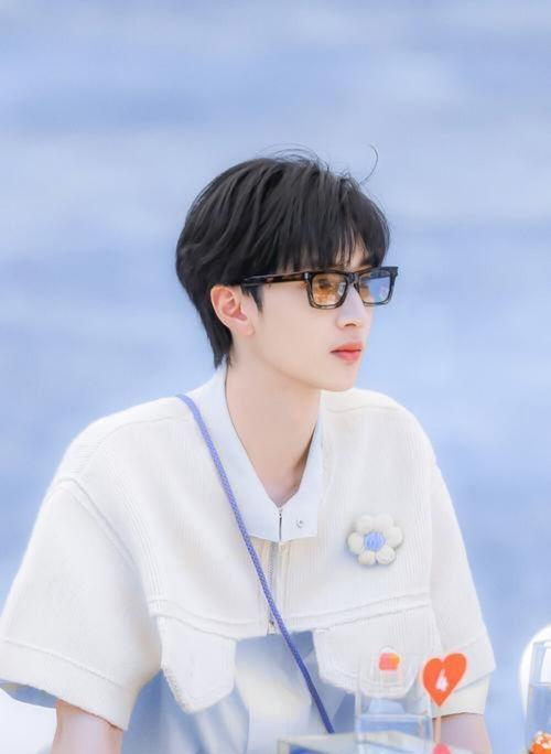 严浩翔贺峻霖吃瓜爆料,一场吃瓜爆料的狂欢