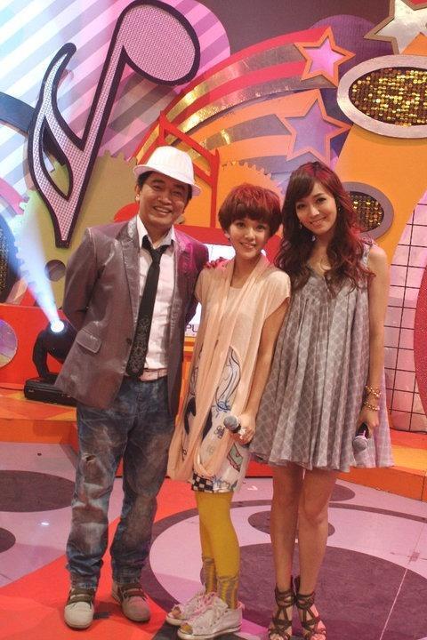 综艺明星网红同台节目,明星网红同台，跨界互动精彩纷呈