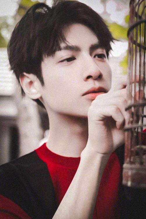 吃瓜爆料罗云熙陈钰琪,吃瓜群众热议恋情真相