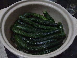 黑妹吃辣腌瓜,舌尖上的夏日风情