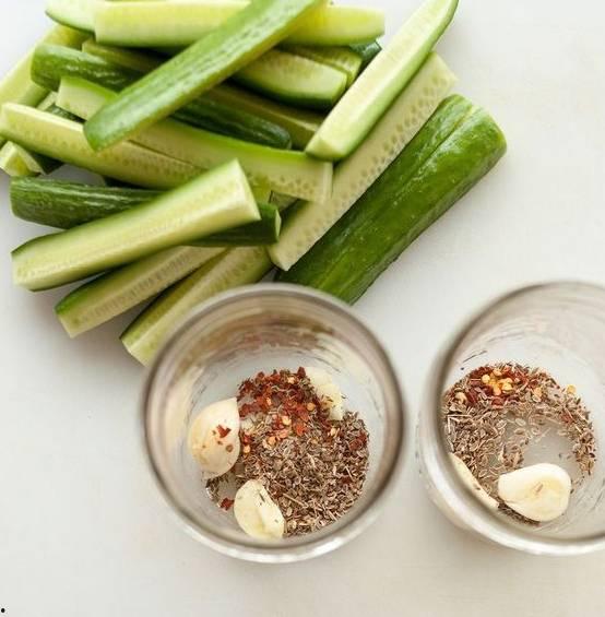 黑妹吃辣腌瓜,舌尖上的夏日风情