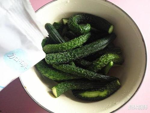 黑妹吃辣腌瓜,舌尖上的夏日风情