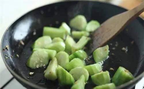 吃小瓜会黑吗会变黑吗为什么,吃小瓜真的会导致皮肤变黑吗？原因大揭秘